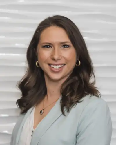 Headshot photo of Kelly Gee